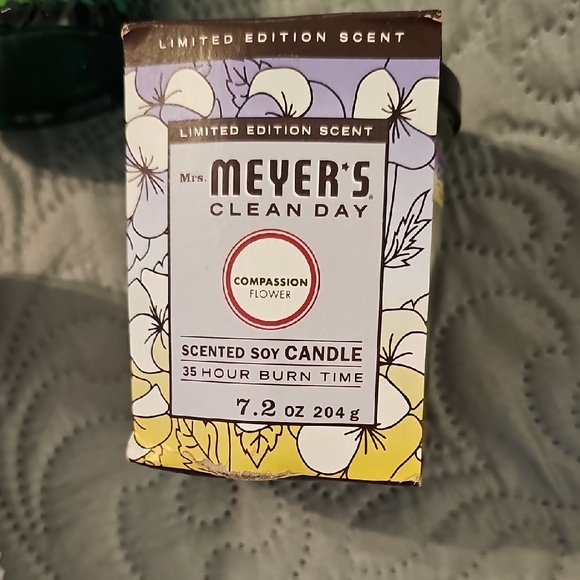 Mrs. Meyer's Clean Day Scented Soy Candle- Compassion Flower - Picture 1 of 4